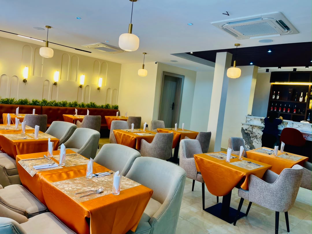 Dining &amp; <em>Bar</em>
